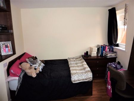 2 bedroom House in Westfield Road, Leeds - Photo 2