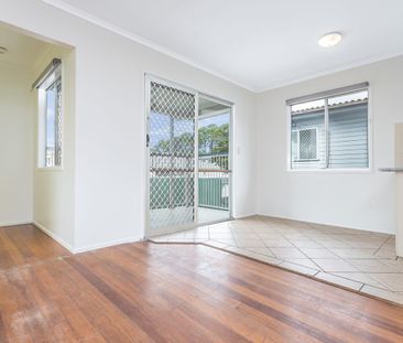 Well Presented Family Living - Photo 2