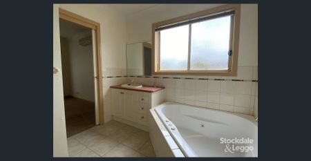 CONVENIENT & LOW MAINTENANCE 3 BEDROOM TOWNHOUSE - Photo 4