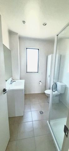 Chic 1BR Apt with Balcony in East Tamaki - Photo 5