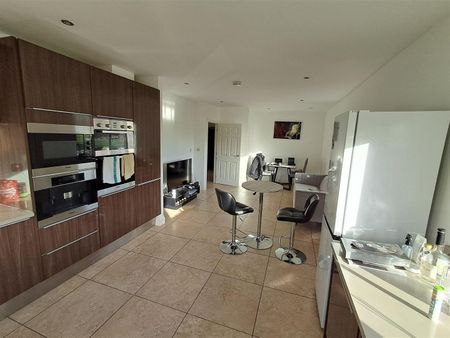 2 bed apartment to rent in Royal Connaught Drive, Bushey, WD23 - Photo 3