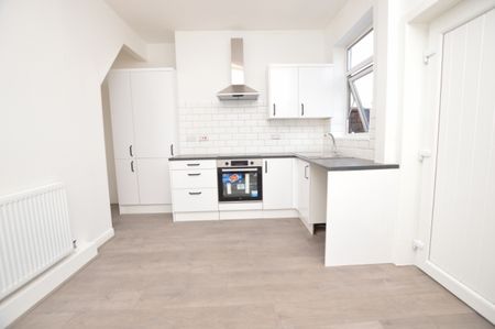 2 Bedroom Terraced House - Photo 2