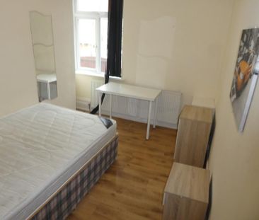 5 bedroom end of terrace house to rent - Photo 4