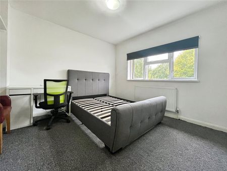 Beechtree Avenue, Englefield Green, Egham, Surrey, TW20 0SR - Photo 2