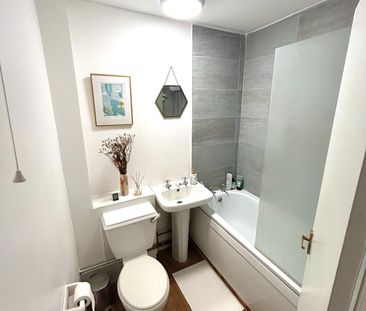 1 Bed Flat, London, SE8 - Photo 3