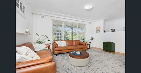 IMMACULATE FAMILY HOME IN A HIGHLY SOUGHT-AFTER LOCATION - Photo 5