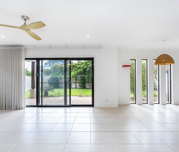 1 Heights Drive, Robina QLD 4226 - House For Rent | Domain - Photo 4