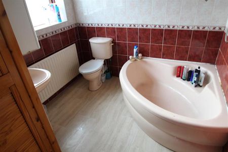 4 bedroom detached house to rent - Photo 4