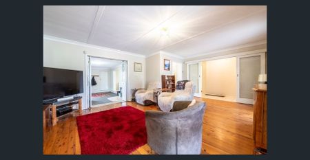 FOUR BEDROOM HOME WITH LARGE GAMES ROOM - Photo 3