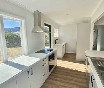 Sunny Family Home in Popular Location - Photo 5