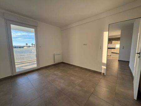 À LOUER T2 AVEC GRANDE TERRASSE ET PARKING CANET-EN-ROUSSILLON / RÉSIDENCE BLEU ODYSSÉE - Photo 4