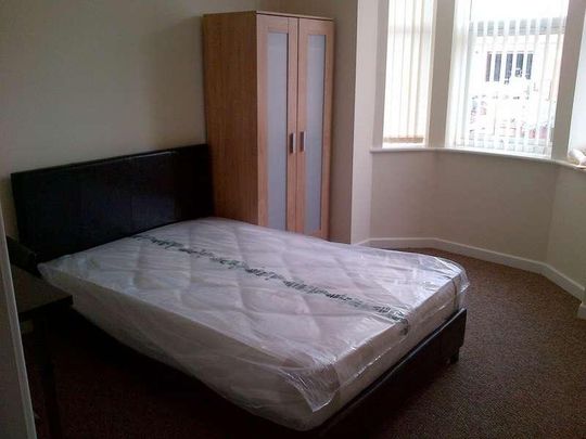 Top Floor Ensuite Room Near Coventry Train Station, CV1 - Photo 1