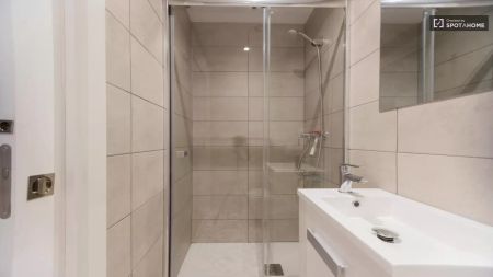 Double bed in Rooms for rent in 5-bedroom apartment in Valencia - Photo 3