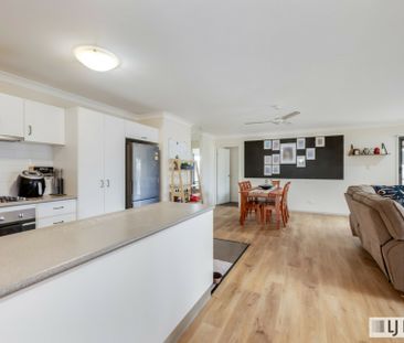 Spacious 4-Bedroom Family Home in Moore Park Beach - Photo 3