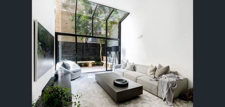 Furnished and Recently Renovated 130sqm Garden Apartment - Photo 2
