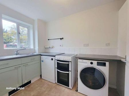 Cherry Blossom Close, Palmers Green, N13 - Photo 3