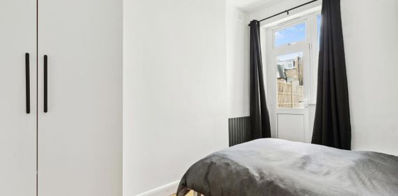 2 bedroom flat in London - Photo 2