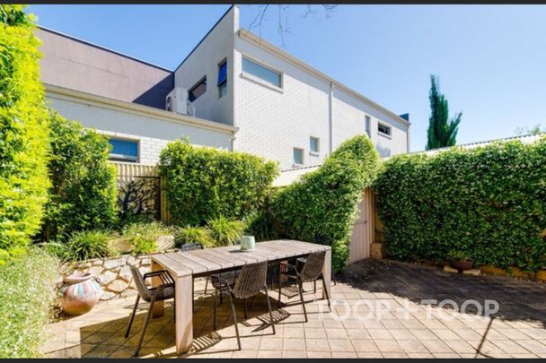 Gorgeous home with modern extension - Photo 1