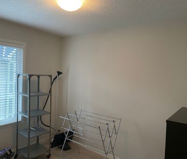 Like new 3 bdrms +den,2.5 bath db garage townhome in Nolan Hill! - Photo 4