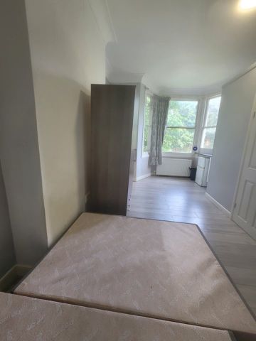 Studio Flat, Manor Road, N16 - Photo 2