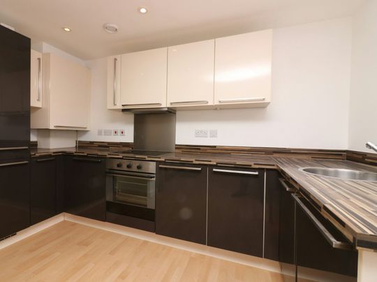 Flat to rent on - Photo 1