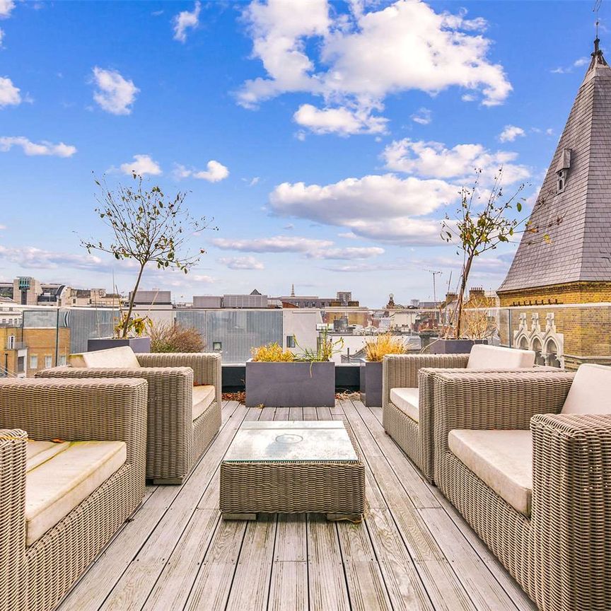 This exceptional three-bedroom duplex apartment is nestled in the heart of Covent Garden. - Photo 1