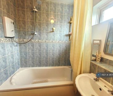 3 bedroom end of terrace house to rent - Photo 4