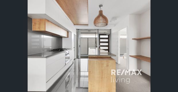 Stunning 2-Bed, 2-Bath Apartment in Resort-Style West End Complex - Photo 1