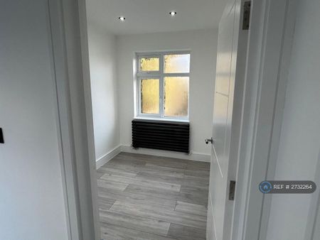 4 bedroom semi-detached house to rent - Photo 5