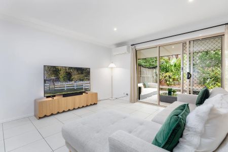 Stylish, 3 Bedroom Spacious Townhouse in sought after North Lakes. - Photo 2