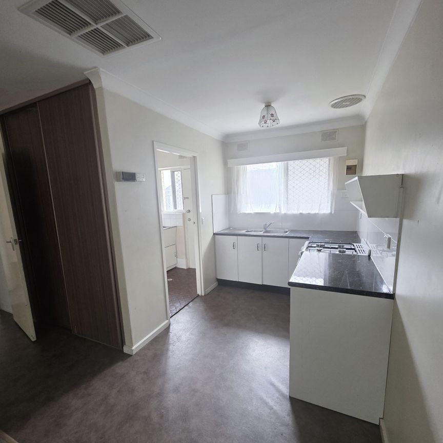 Available Now! Well Maintained 2 Bedroom Unit in a Convenient Location! - Photo 1