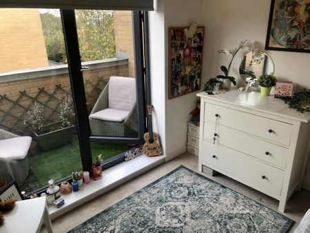 Large Single room with balcony in a townhouse over looking a canal in Ealing. Car parking available. - Photo 3