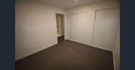 2BR, 1BATH unit, full kitchen, full laundry, lockable garage & private ent area! - Photo 4