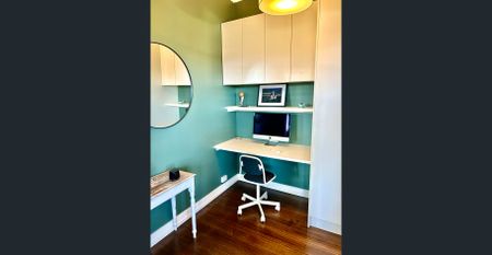 Period Hawthorn Grace with private yard - Photo 2