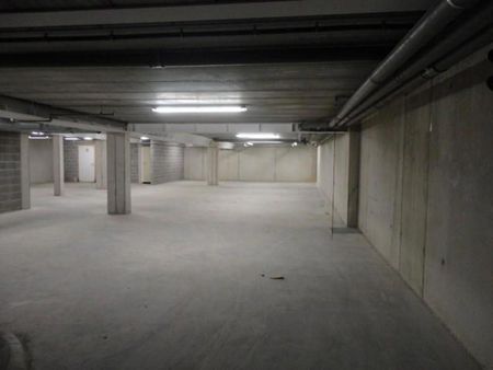 Appartement op de 2de verdieping met lift, 2 slaapkamers, terras en ondergrondse autostaanplaats. - Foto 3