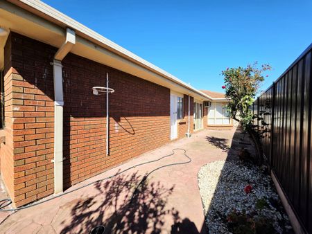 Bright and spacious, three bedroom residence in quiet court location - Photo 5