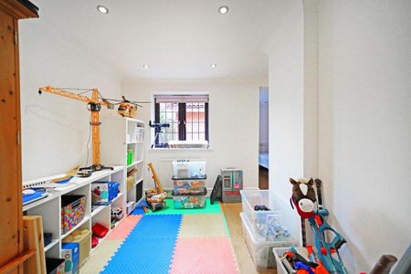 5 bedroom detached house to rent - Photo 4