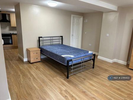 Studio to rent - Photo 2