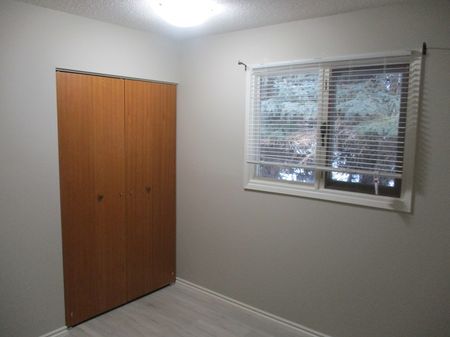 LOVELY 3 BEDROOM HOME IN LACOMBE! Water Included! - Photo 3