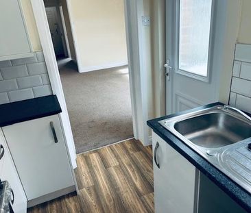 2 bedroom ground floor flat to rent - Photo 2