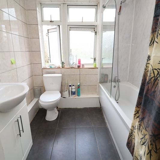 Room in a Shared Flat, Pennyfields, E14 - Photo 1