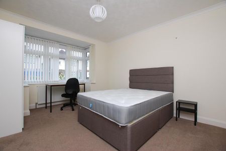 4 bedroom semi-detached house to rent - Photo 5