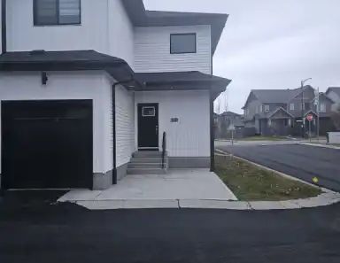 Beautiful Kinglet 3 Bedroom Main Floor Townhome for rent. | 130 Hawks Ridge Boulevard Northwest, Edmonton - Photo 1