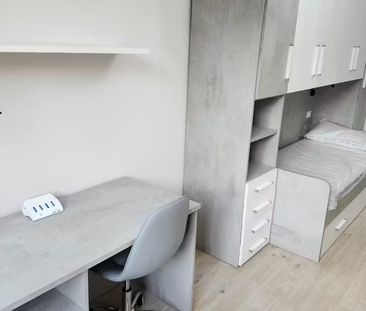 Via Azzo Gardino, Bologna, Emilia-Romagna 40122 - Photo 6