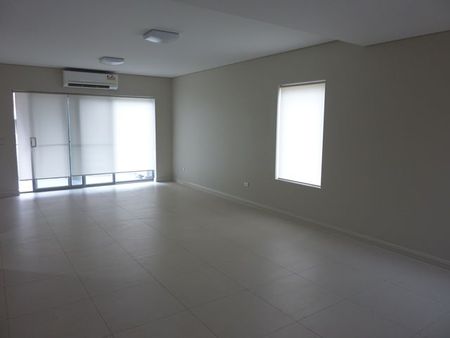 Modern 3 bedroom Townhouse in a family friendly setting - Photo 3