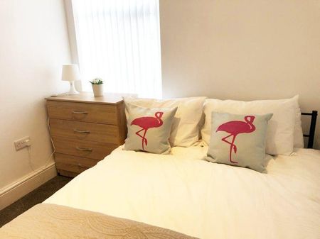 1 bedroom in a house share to rent - Photo 4