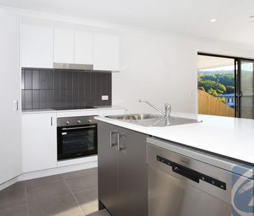 Well-appointed duplex in convenient location - Photo 2