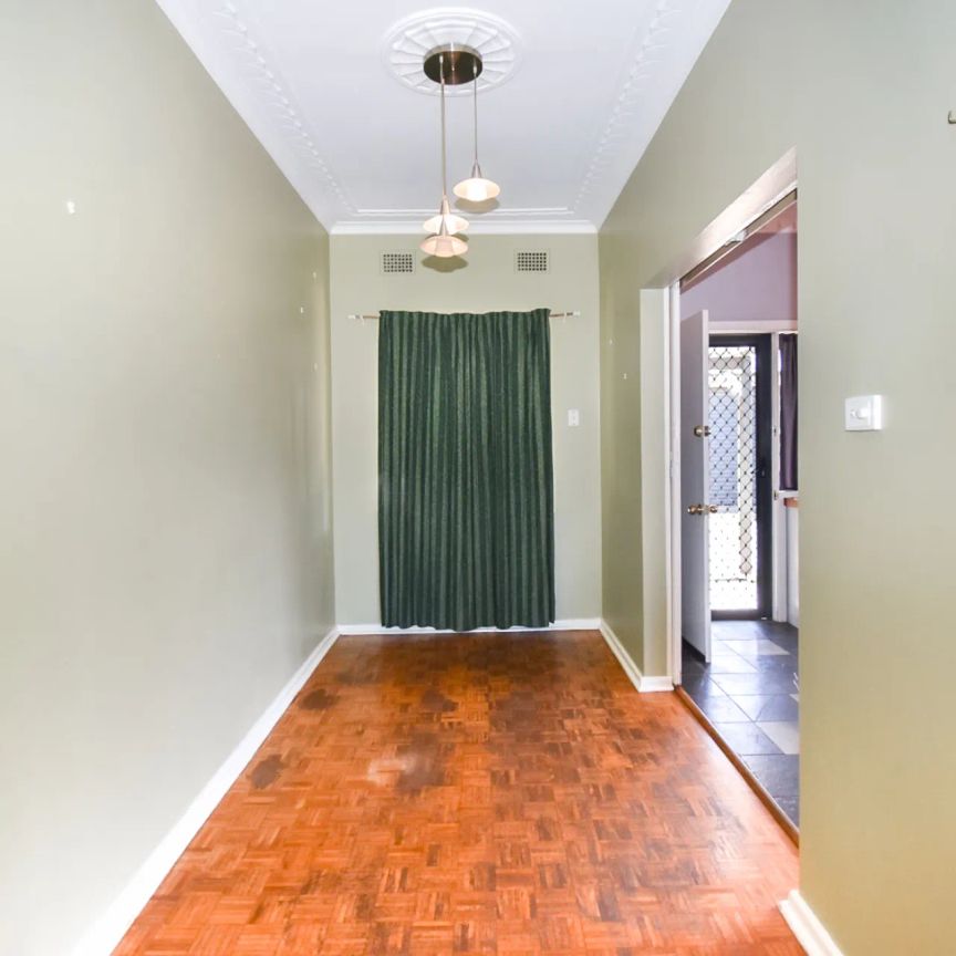 Cottage with Established Gardens & Ideal Location - Photo 1