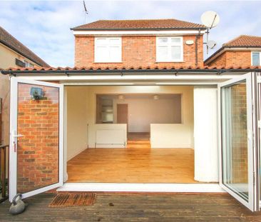 3 bedroom detached house to rent - Photo 3