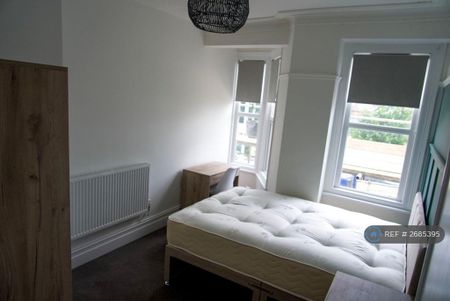 1 bedroom in a house share to rent - Photo 3